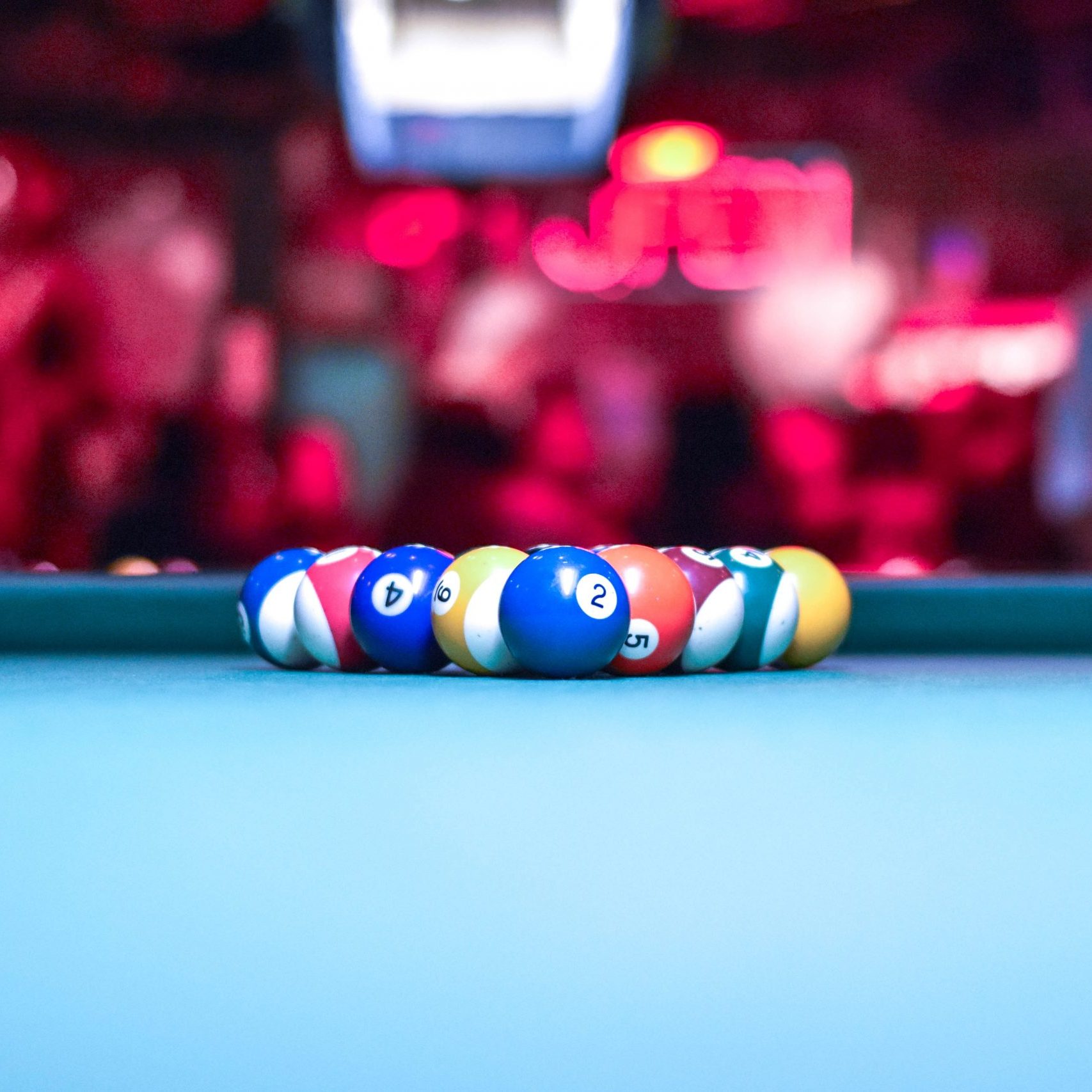 alt="ein Bild von im Dreieck positionierten Billardkugeln"
